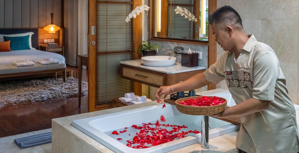 Villa Windu Sari - Preparing the bathtub for a romantic mood